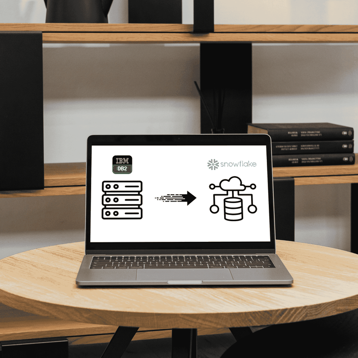 Offener Laptop mit Logos von IBM DB2 und Snowflake