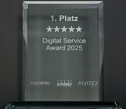Glaspokal mit der Aufschrift 1. Platz Digital Service Award 2025 und darunter appinio KMPG Aivitex