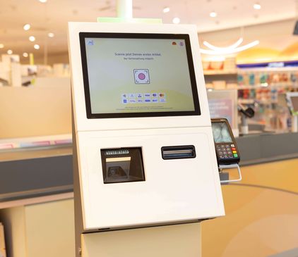 Display einer Selbstbedienungskasse bei dm